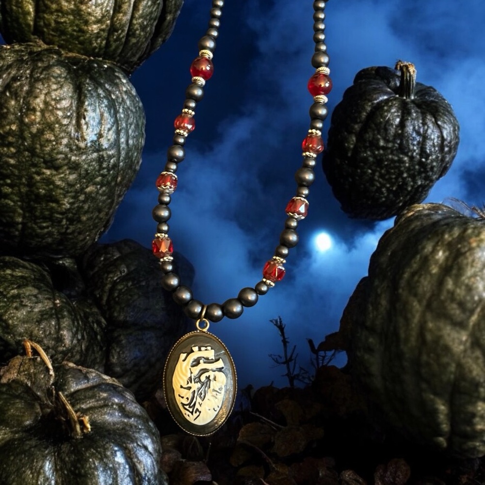 Hand crafted anatomical heart faux pearl necklace - Picture 9 of 9